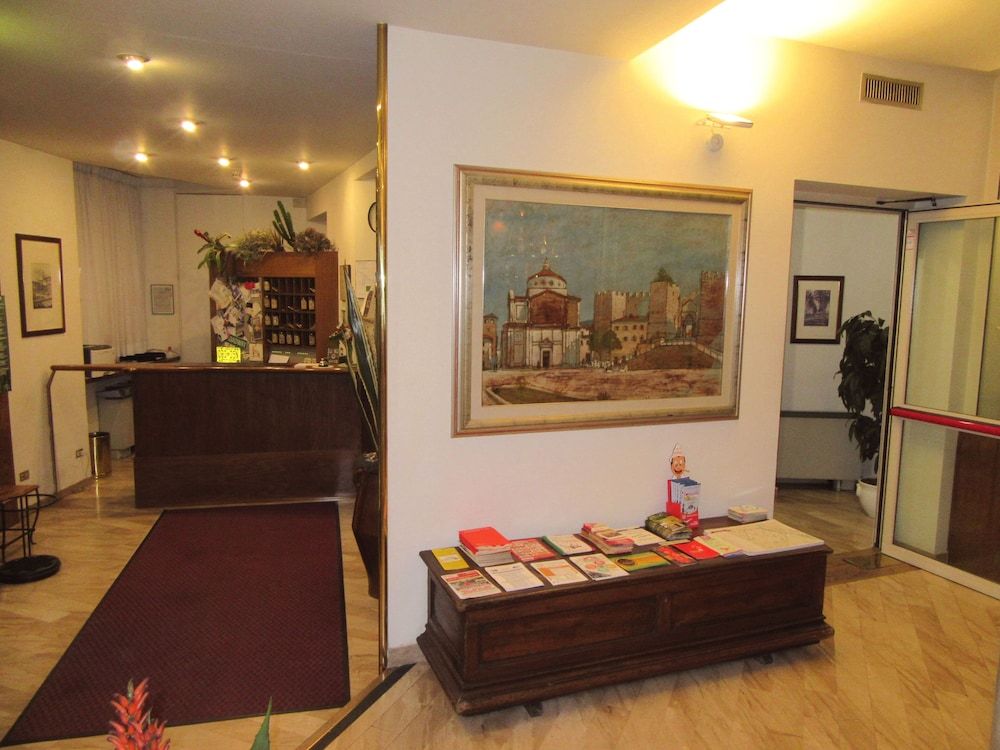 Receptionist