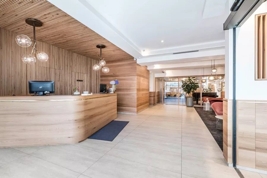Receptionist